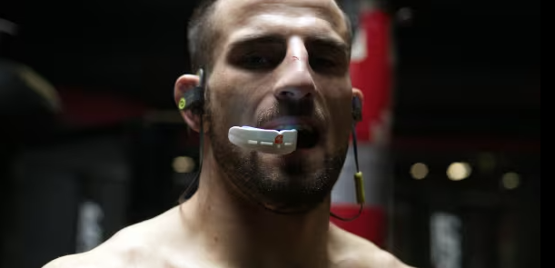 Combattant MMA avec protège dent blanc en salle de boxe