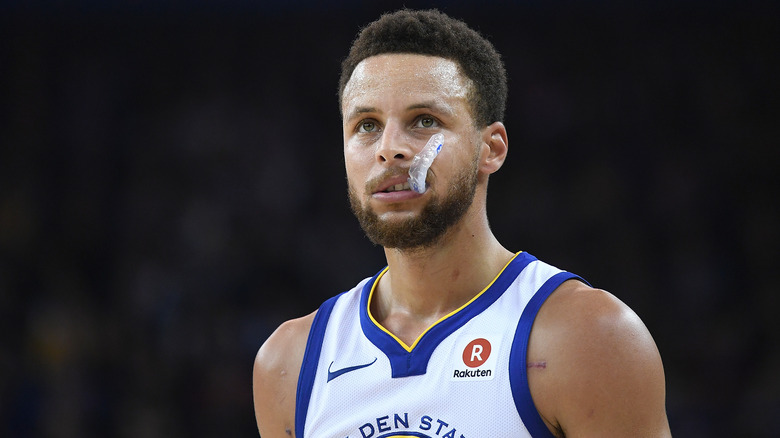 Joueur de basket NBA avec protège dent