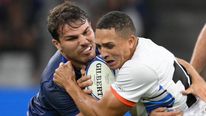 Protège dent connecté pour rugby : joueur en plein plaquage lors d'un match avec protection dentaire intelligente et suivi des impacts