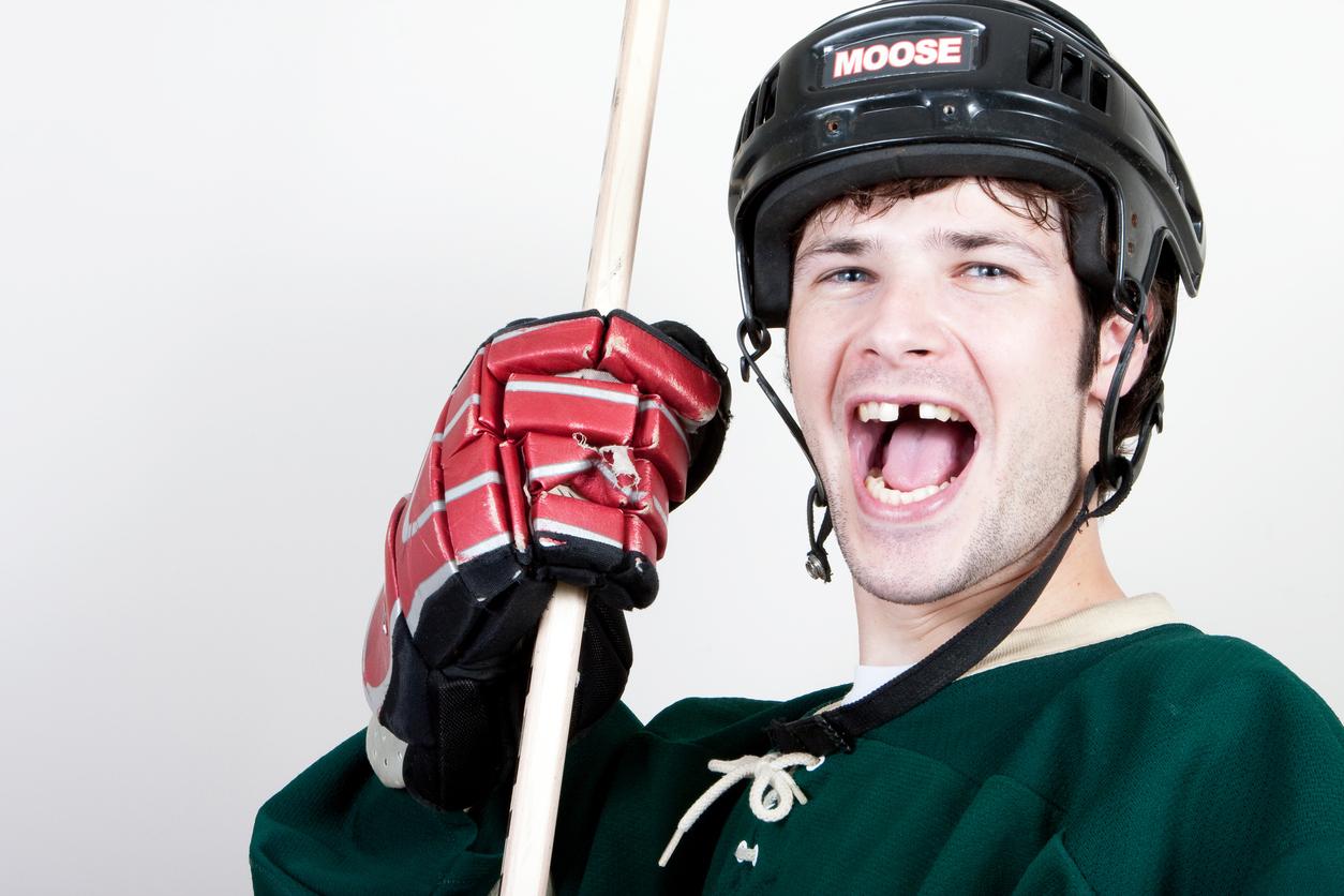 Joueur de hockey avec protège dent
