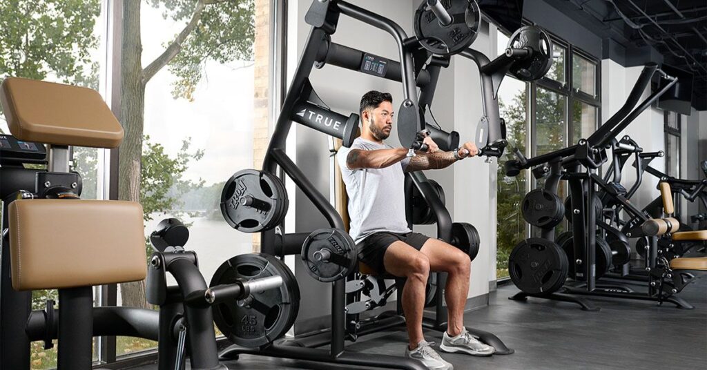 Sportif effectuant un exercice de musculation lourd avec protège dent pour stabiliser la mâchoire